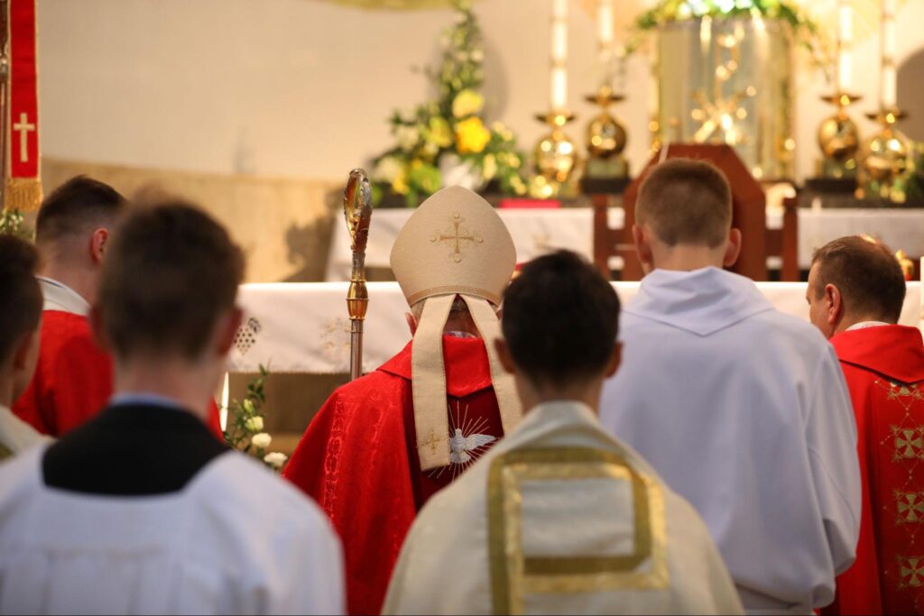 The bishop celebrates the celebration of confirmation.